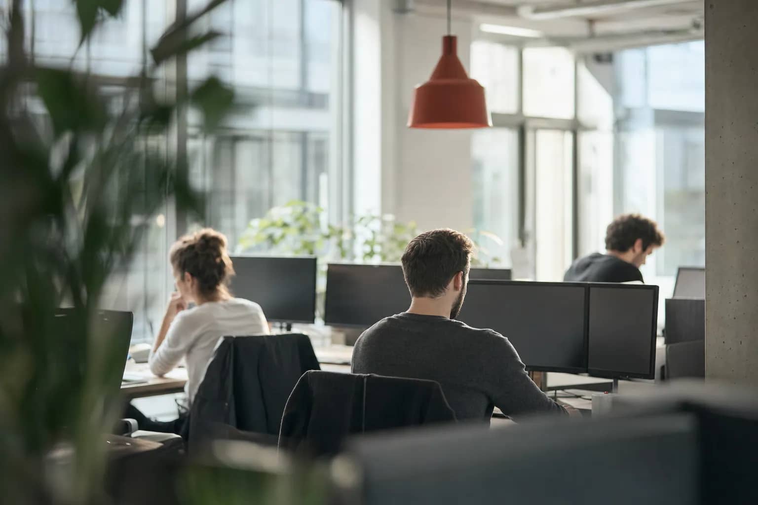 Büro eines Softwareunternehmens mit Arbeitsplätzen im Morgenlicht.