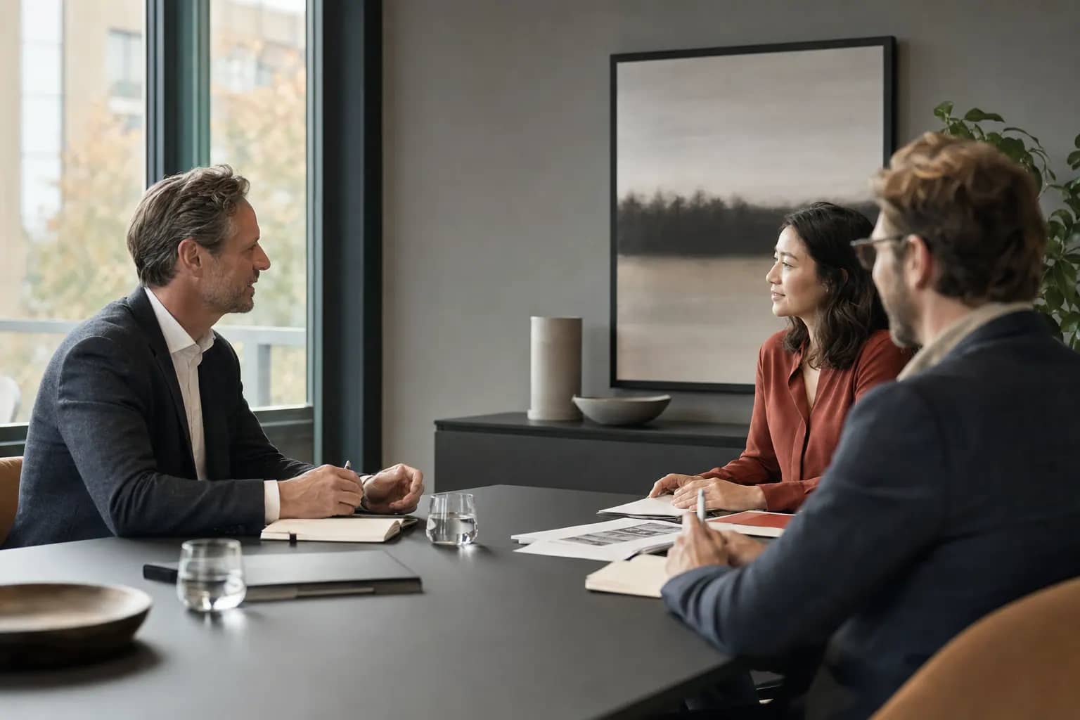 B2B-Vertriebsgespräch über Angebot und Preiseinwand in ruhigem Meetingraum