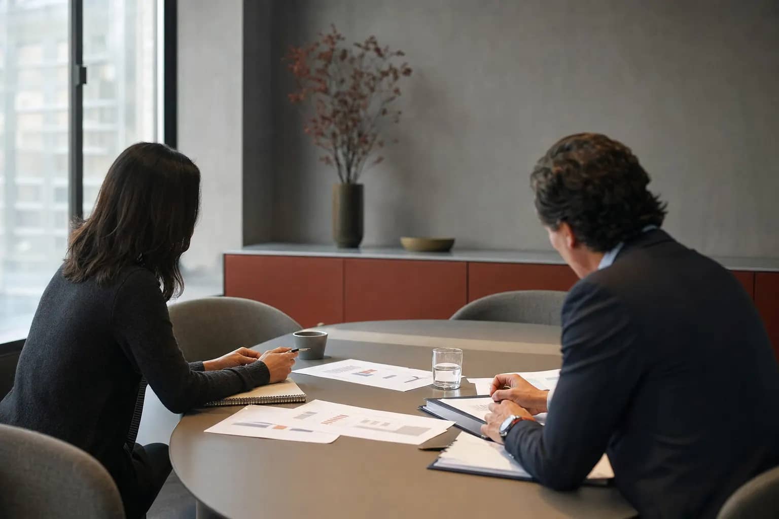B2B-Vertriebsteam bespricht Pipeline und nächste Schritte im Meetingraum